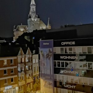 Aachen bei Nacht, Blick aus dem Hotelzimmerfenster