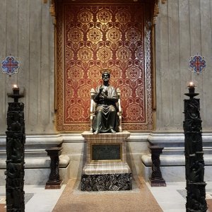 Weihekreuze und Bronzestatue des hl. Petrus