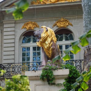 Goldener Löwe vor der Casa Manu-Auschnitt