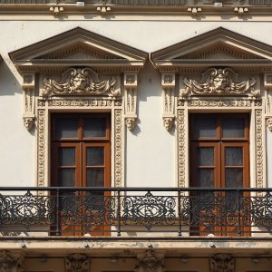 Fenster an einem renovierten Stadtparlais