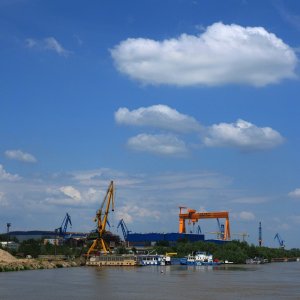 Donau mit Blick auf die Werft von Tulcea