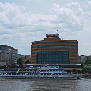 Hotel Esplanada am Donauufer mit Navrom-Fähre