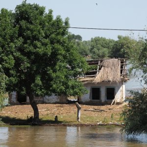 Verfallenes Haus am Ufer