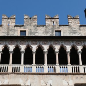 Castello - die Arkaden der Loggia
