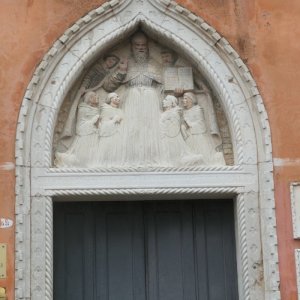 Tür zum Kreuzgang von S. Stefano