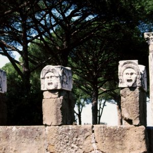 Masken am Theater von Ostia Antica