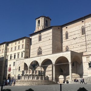 Fontana Maggiore, im Hintergrund der Dom