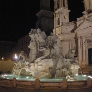 Fontana dei Fiumi bei Nacht