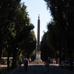Obelisk im Park der Villa Medici
