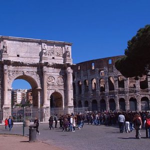 Konstantins Bogen mit Colosseum