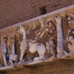 Relieffragmente am Domus Augustana