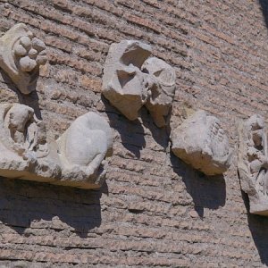 Relieffragmente am Domus Augustana
