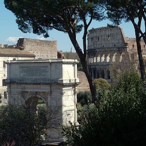 Titusbogen und Colosseum