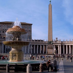 Brunnen und Obelisk auf dem Petersplatz