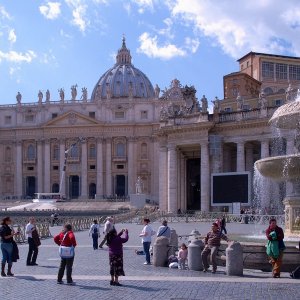 Petersplatz Brunnen und S.Pietro