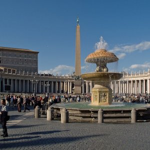 Brunnen auf dem Petersplatz mit Kolonaden