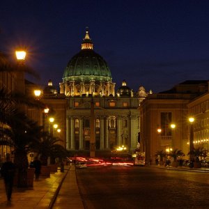 Via della Conzilizone Petersdom nachts