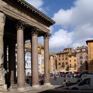 Blick vom Pantheon auf Piazza Rotunda