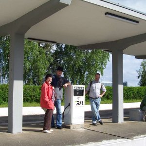 Gruppenbild an der belgischen Tankstelle