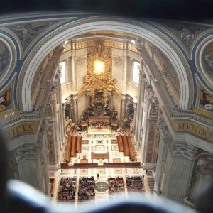 Petersdom Blick von der Kuppel in den Dom