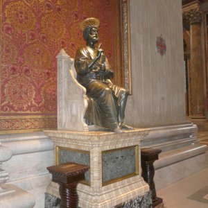 Statue Petrus im Petersdom