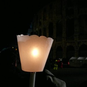 Kreuzweg beten vor dem Colosseum