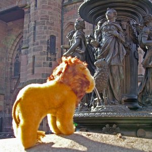 Leo vor dem Lorenz-Brunnen