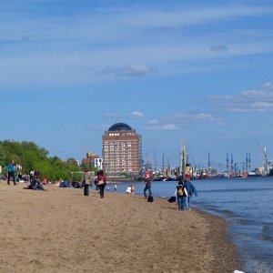 Elbstrand mit Blick auf Augustinum