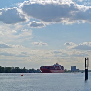 Einlaufender Containerfrachter