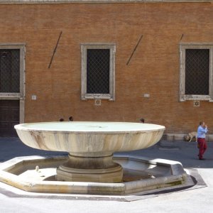 Brunnen in der via degli Staderari - aus den Thermen des Nero