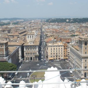 Blick von der Dachterrasse des Monomento Vittorio Emanuele II in die Via de
