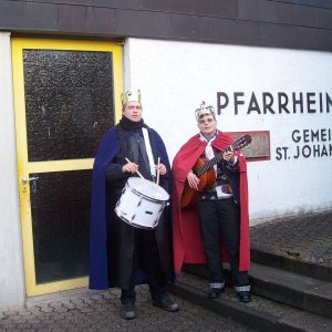 Melchior u. Gaukler vor dem Pfarrheim