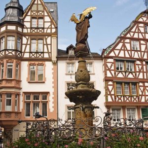 Bernkastel mit Brunnen