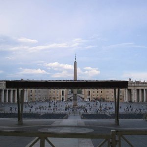 Der Blick auf den Petersplatz vom Eingang des Petersdoms