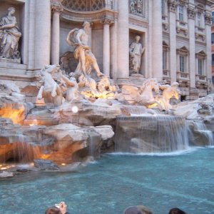 Trevi-Brunnen abends