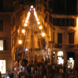 Blick von der Spanischen Treppe auf die beleuchteten Straen von Rom