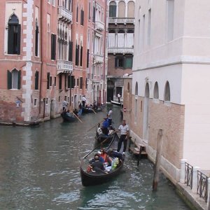 Gondeln in den Kanlen von Venedig