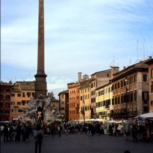 Buntes Treiben auf der Piazza Navona