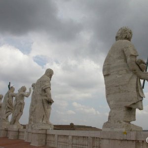 Statuen auf dem Dach des Petersdomes