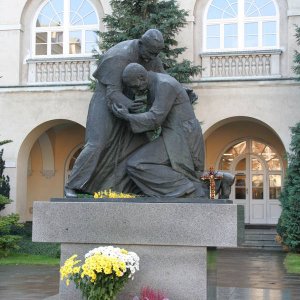 Lublin: Denkmal - Der polnische Primas Wyszyński kniet vor Johanne
