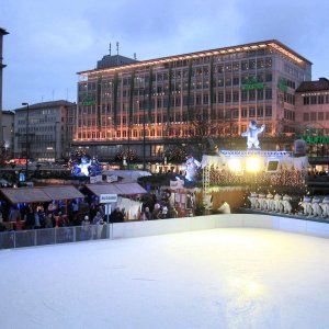 Eislaufbahn auf dem Karlsplatz