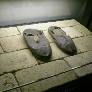 skurril: die Schuhe des Hl. Ignatius