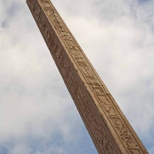 Piazza Navona stuerzender Obelisk