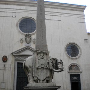 Vor der Kirche S. Maria sopra Minerva