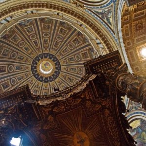 Sankt Peter Kuppel und Papstaltar