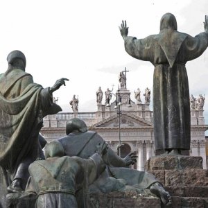 Franziskusgruppe vor San Giovanni