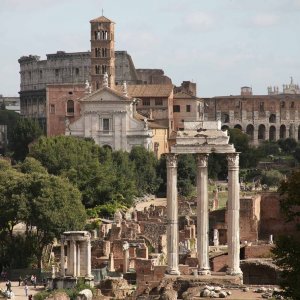 Blick aufs Forum Romanum und Kolosseum