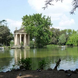 See im Park der Villa Borghese