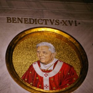 Mosaikmedaillon Benedikt XVI.