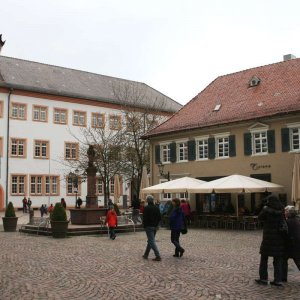 vor dem Schloss Ettlingen